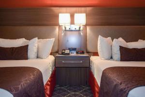 Ліжко або ліжка в номері American Inn & Suites West Memphis