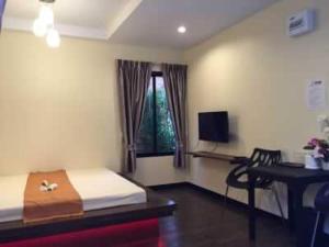 Μια τηλεόραση ή/και κέντρο ψυχαγωγίας στο Angie Resort at Sapan Mai