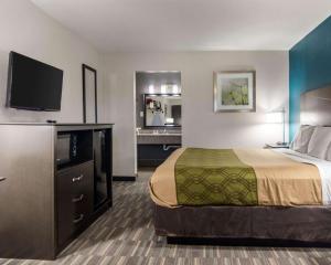 Кровать или кровати в номере Econo Lodge Russellville I-40