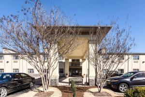 dos coches estacionados frente a un edificio en Econo Lodge Inn & Suites Little Rock SW, en Little Rock