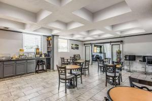 a restaurant with tables and chairs in a room at Quality Suites Maumelle - Little Rock NW in Maumelle