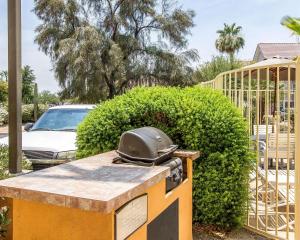 a helmet sitting on top of a gas grill at Comfort Suites Peoria Sports Complex in Peoria