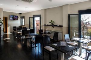 Un comedor con mesas y sillas en un restaurante. en Hotel Puerta de la Santa, en Ávila 37 fotos más