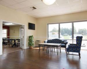 een woonkamer met banken en een tafel en stoelen bij Econo Lodge Pine Bluff in Pine Bluff