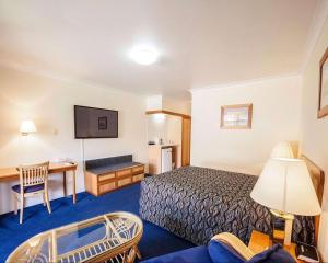 a small hotel room with a bed and a desk at Comfort Inn Bay of Isles in Esperance