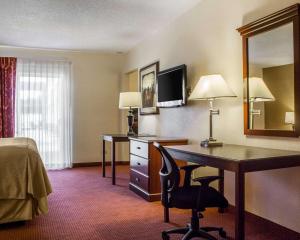 TV a/nebo společenská místnost v ubytování Quality Hotel Americana Nogales