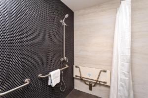 Koupelna v ubytování Quality Hotel Rules Club Wagga