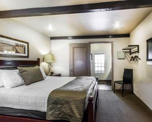 A bed or beds in a room at Rodeway Inn & Suites Williams Downtowner-Rte 66