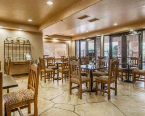 uma sala de jantar com mesas, cadeiras e janelas em Comfort Inn Benson near Kartchner Caverns em Benson