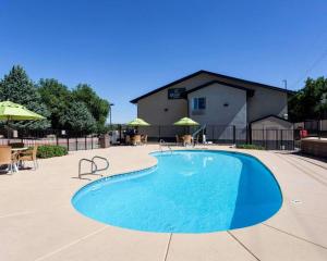 a large blue swimming pool in front of a building at Quality Inn Prescott in Prescott +12 photos