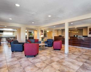a lobby of a hospital with chairs and a waiting room at Quality Inn Prescott in Prescott