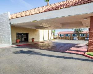 een lege parkeerplaats voor een gebouw bij Quality Inn Tucson Downtown near Convention Center in Tucson