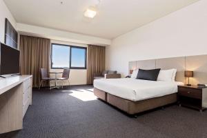 Mantra Melbourne Melton客房内的一张或多张床位