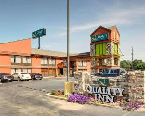 史密斯堡Quality Inn Fort Smith I-540的停车场前的棉质旅馆标志