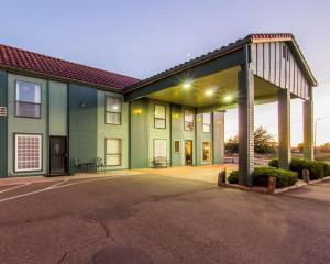 an empty parking lot in front of a building at Rodeway Inn Silver Creek Inn in Taylor