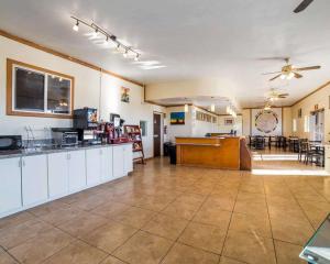 um quarto amplo com uma cozinha e uma sala de estar em Rodeway Inn at Lake Powell em Page