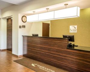 een lobby met een receptie en een spiegel bij Sleep Inn & Suites Page at Lake Powell in Page