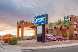 un cartel frente a un hotel con un estacionamiento en Rodeway Inn & Suites Lake Havasu City, en Lake Havasu City