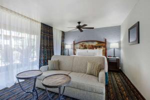 Uma área de estar em La Posada Lodge & Casitas, Ascend Hotel Collection
