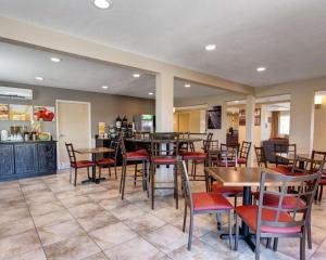 ein Restaurant mit Tischen und Stühlen und einer Theke in der Unterkunft Quality Inn Prescott in Prescott