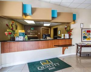 Een lobby van een kwaliteitshotel met een kassa. bij Quality Inn Tucson Downtown near Convention Center in Tucson