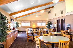 a dining room with tables and chairs in a restaurant at Quality Inn Wickenburg in Wickenburg