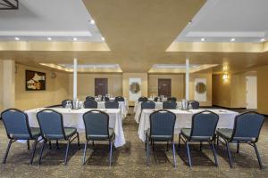 uma sala de conferências com mesas e cadeiras em La Posada Lodge & Casitas, Ascend Hotel Collection em Tucson