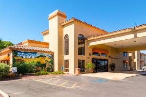 a store front of a building in a parking lot at Quality Inn Casa Grande I-10 in Casa Grande