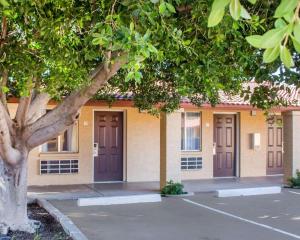 budynek z brązowymi drzwiami na parkingu w obiekcie Rodeway Inn Old Town Scottsdale w mieście Scottsdale