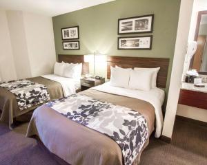 Postel nebo postele na pokoji v ubytování Sleep Inn North Scottsdale near Mayo Clinic + 25 fotografií