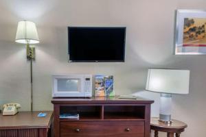 a room with a tv and a microwave on a table at Rodeway Inn near Ft Huachuca in Sierra Vista