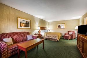 una camera d'albergo con letto e divano di Quality Inn Near China Lake Naval Station a Ridgecrest