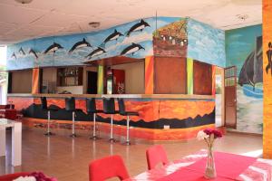 une pièce avec un mur avec une peinture de dauphins dans l'établissement Yuna Village Garden Resort, à Tubaya