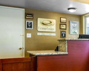 The lobby or reception area at Econo Lodge Sacramento Convention Center