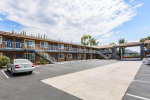 un parking en face d'un hôtel dans l'établissement Rodeway Inn Escondido Downtown, à Escondido