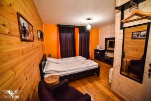 Schlafzimmer mit einem Bett, einem Tisch und Stühlen in der Unterkunft Vila Breg Zlatibor in Zlatibor