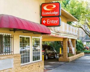 een restaurant met een bord aan de zijkant van een gebouw bij Econo Lodge Sacramento Convention Center in Sacramento