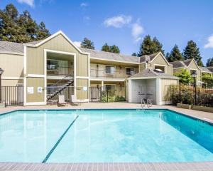 una piscina frente a una casa en Quality Inn Petaluma en Petaluma