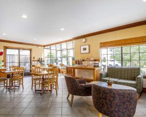 un restaurante con mesas, sillas y ventanas en Quality Inn Petaluma, en Petaluma