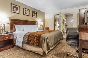 Un pat sau paturi într-o cameră la Comfort Inn