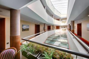 an escalator in a building with a glass floor at Hotel Zalle Don Fernando in Granda