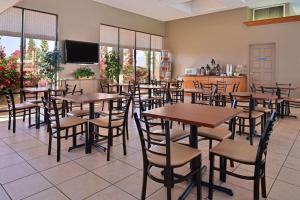 un restaurante con mesas y sillas en una habitación en Quality Inn & Suites Indio I-10, en Indio