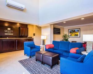 ein Wohnzimmer mit blauen Sofas und ein Wartezimmer in der Unterkunft Quality Inn Downey in Downey