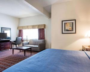 a hotel room with a bed and a living room at Quality Inn near Mammoth Mountain Ski Resort in Mammoth Lakes