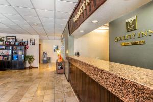 a lobby of a quality inn with a long counter at Quality Inn On Historic Route 66 in Barstow