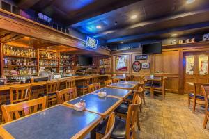 un ristorante con tavoli e sedie e un bar di Quality Inn On Historic Route 66 a Barstow