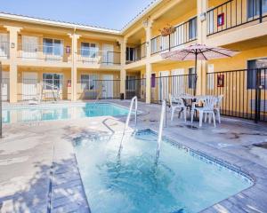 Басейн в или близо до Econo Lodge Inn & Suites Lodi - Wine Country Area