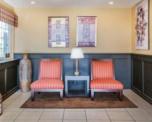 Un lugar para sentarse en Econo Lodge Inn & Suites Lodi - Wine Country Area