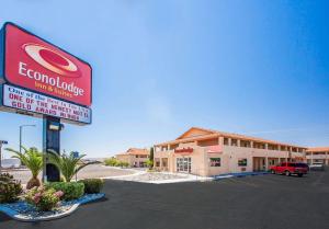 a sign for a restaurant in front of a building at Econo Lodge Inn & Suites near China Lake Naval Station in Ridgecrest