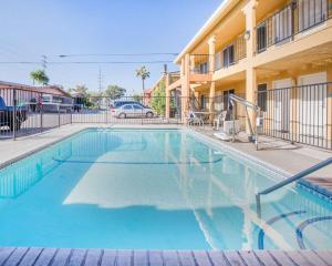 a swimming pool in front of a building at Econo Lodge Inn & Suites Lodi - Wine Country Area in Lodi